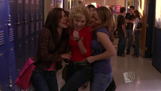 Brooke, Peyton, and Haley goofing around in the hallway