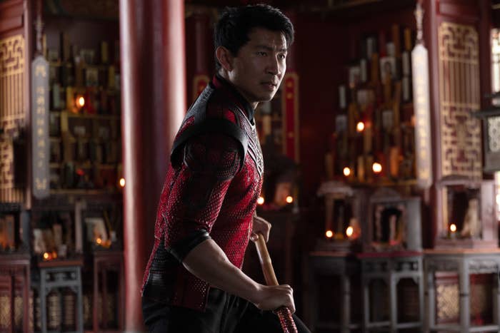 Shang-Chi Simu Liu faz strike e dá salto mortal em jogo de beisebol