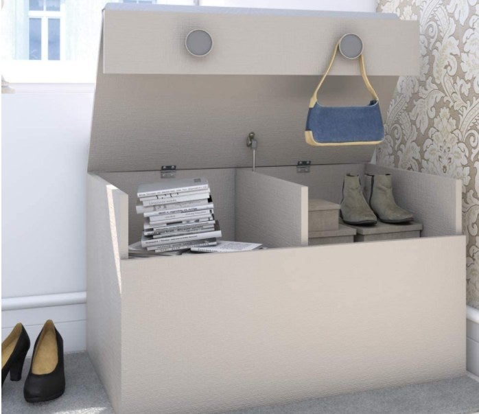 Foto de baúl que se convierte en asiento