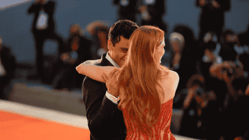 A GIF of Oscar Isaac and Jessica Chastain embrace on the red carpet