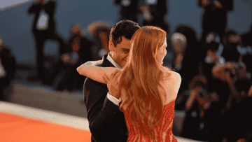 A GIF of Oscar Isaac and Jessica Chastain embrace on the red carpet