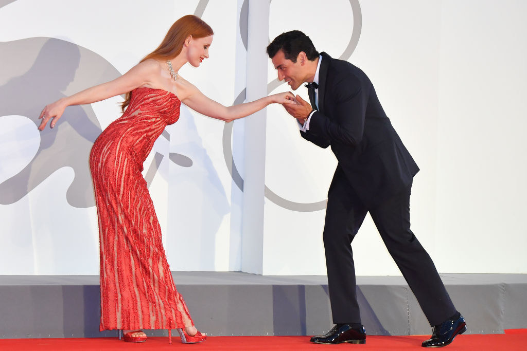 Oscar Isaac kisses Jessica Chastain&#x27;s hand while she curtsies on the red carpet