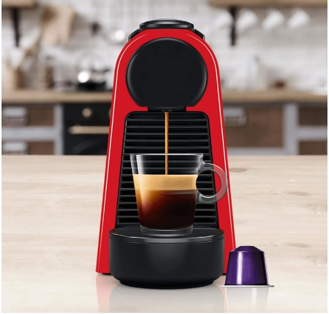 Foto de cafetera nespresso en color rojo y negro
