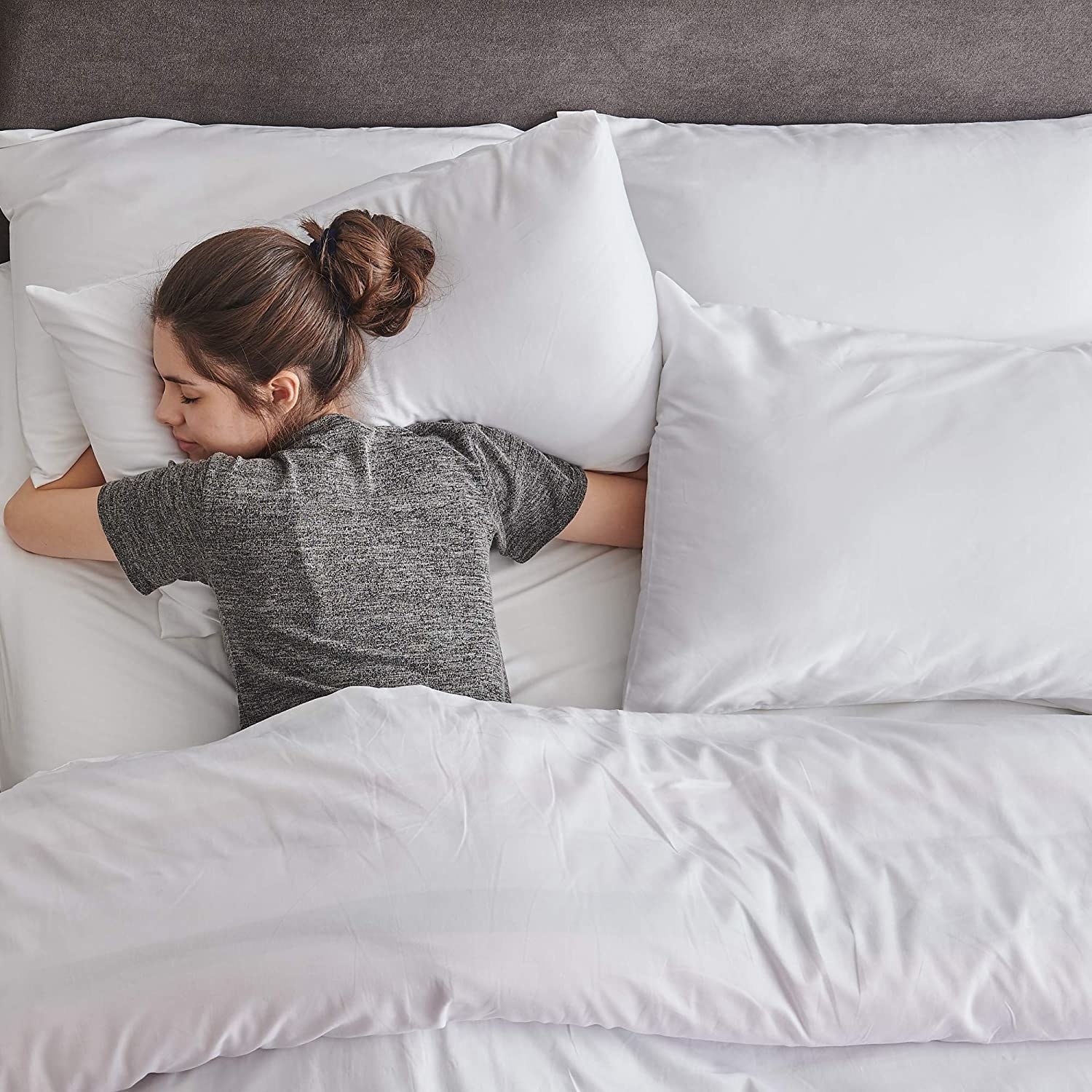 Persona durmiendo sobre una almohada de microfibra