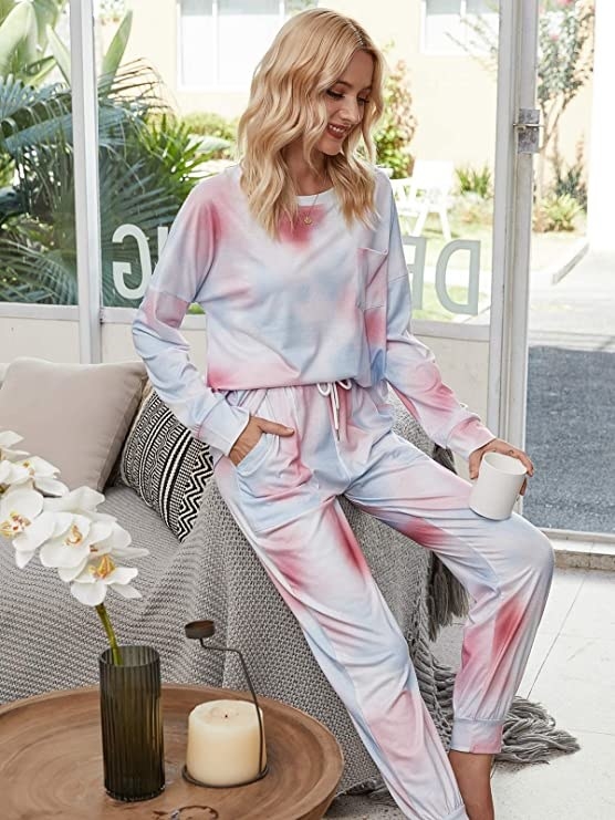 Persona usando pijama con tonos pastel