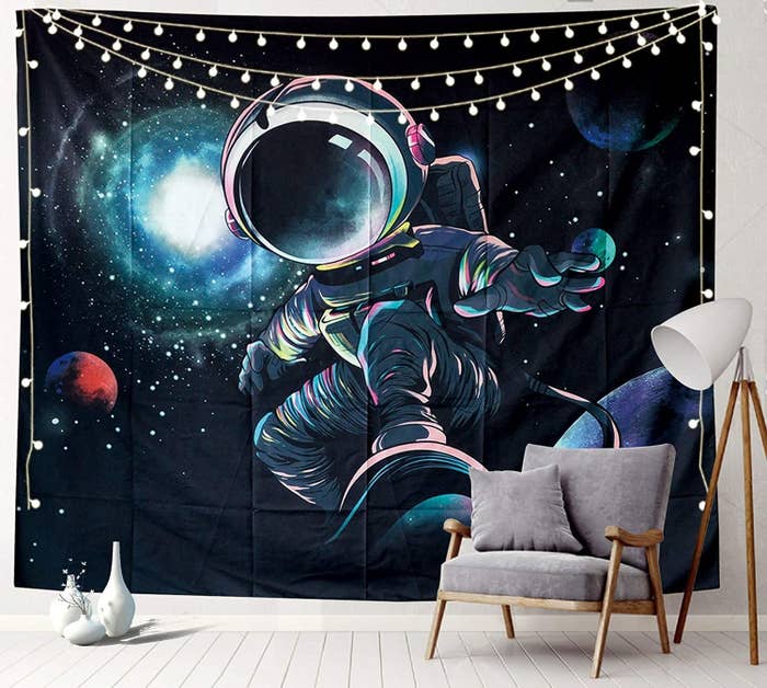 tapete para pared con imagen de astronauta en patineta