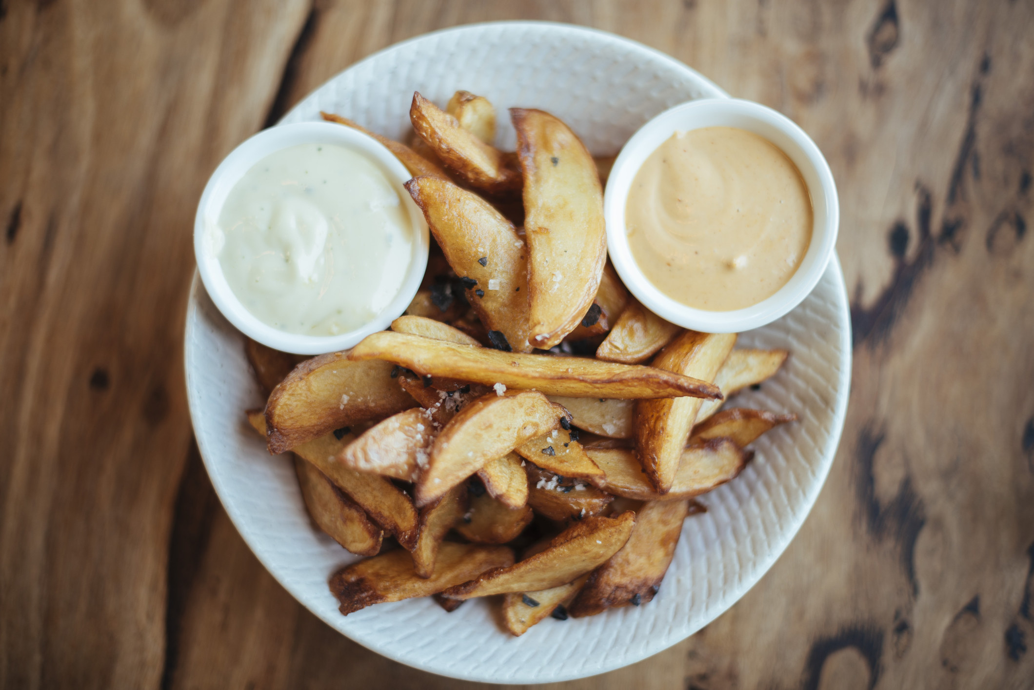 Potato wedges with fry sauce.