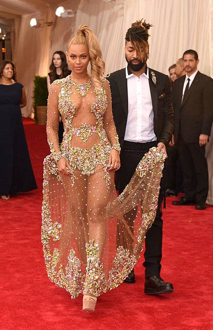 stylist Ty Hunter holds Beyoncé&#x27;s train at the 2015 Met Gala