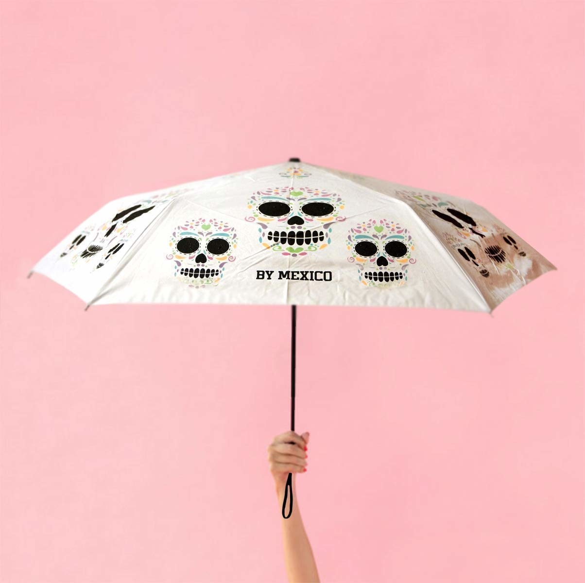 Paraguas con diseño de calaveras que cambia de color al mojarse