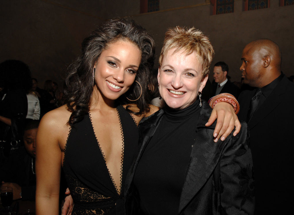 Alicia Keys poses with her mother at an event