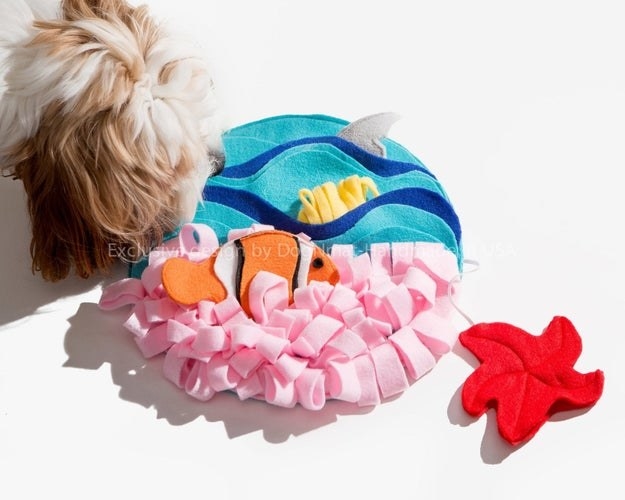 The circular mat with felt fish and anemone