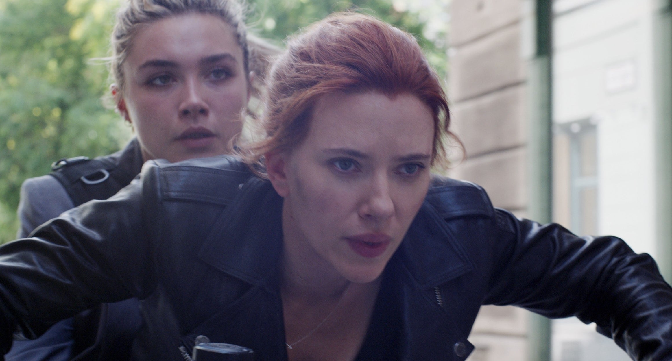 Florence Pugh and Scarlett Johansson ride a motercycle