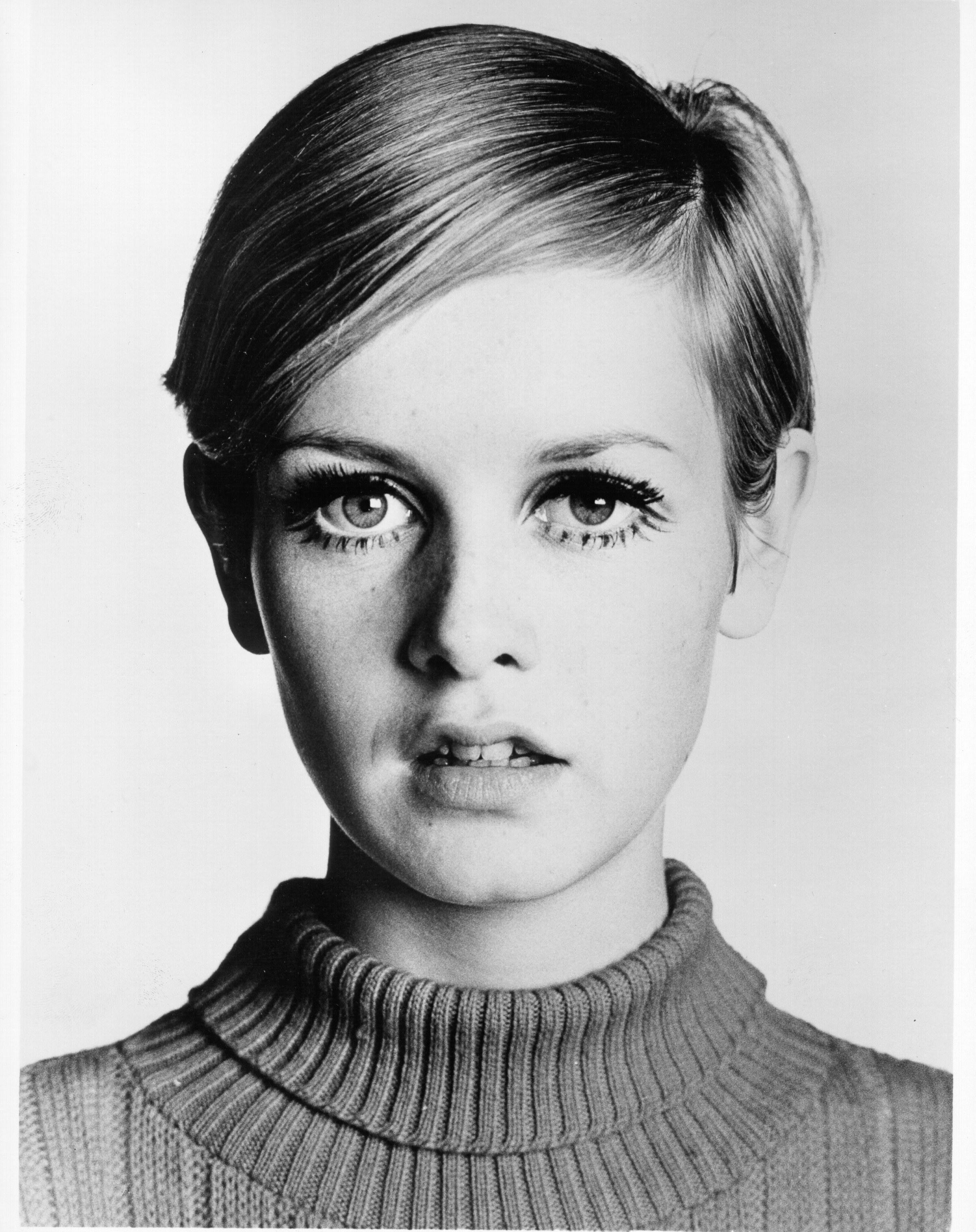 Black and white portrait of model Twiggy