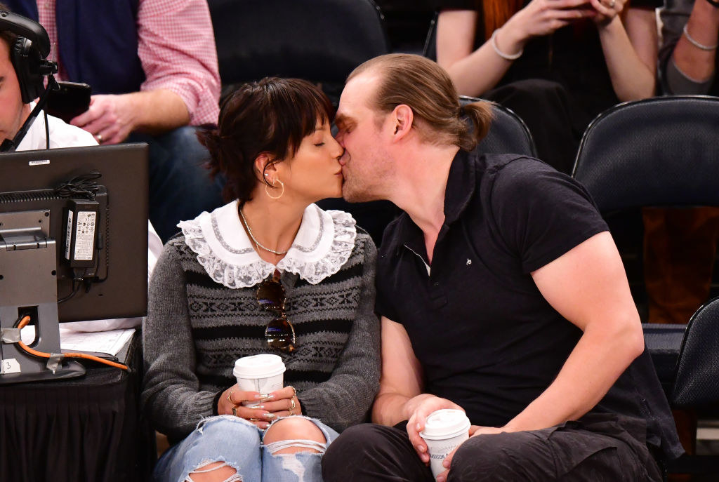 Lily Allen (L) and David Harbour attend New York Knicks v New Orleans Pelicans preseason game