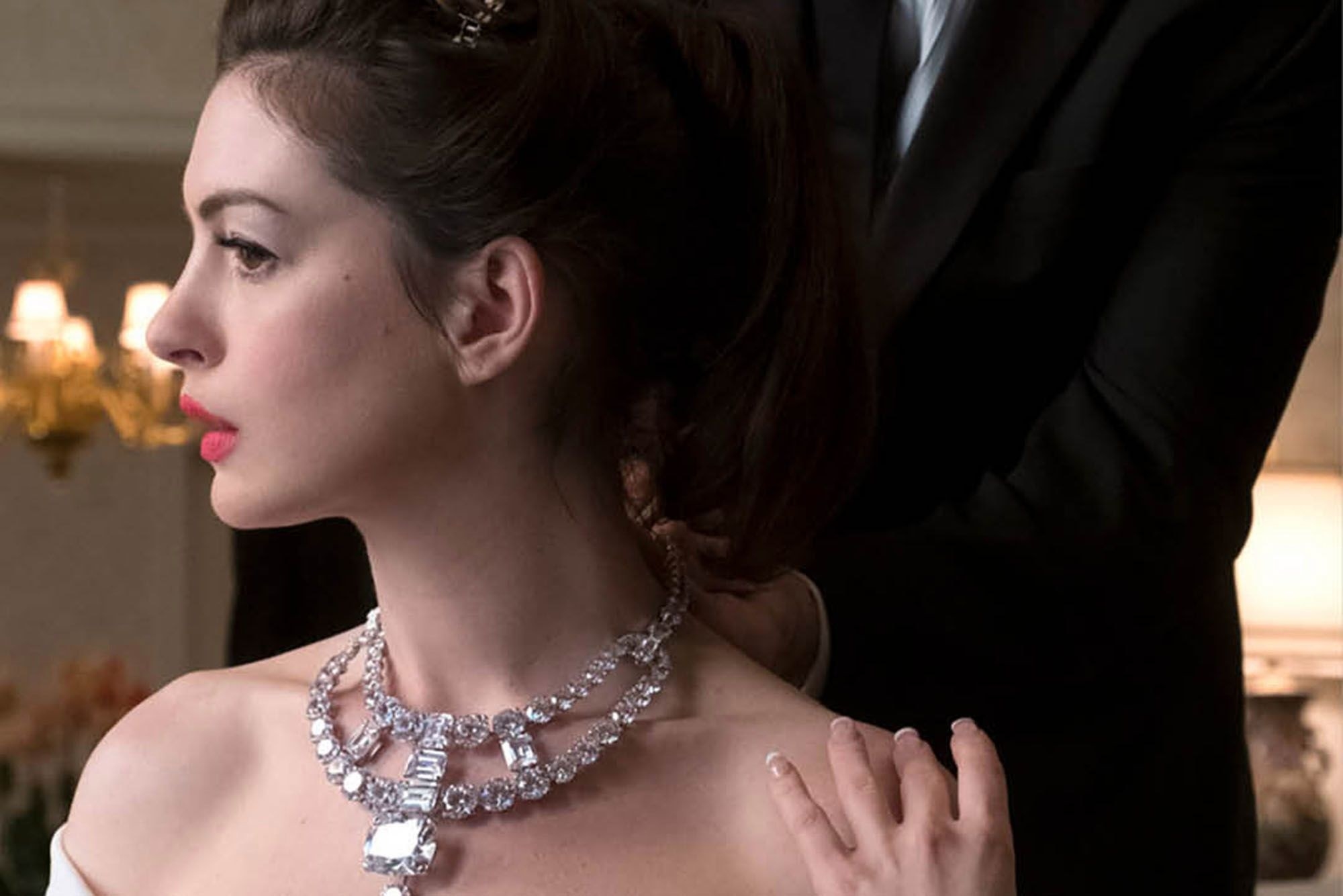 Ocean&#x27;s 8 scene where Anne Hathaway&#x27;s character has a priceless necklace put on her neck before the Met Ball