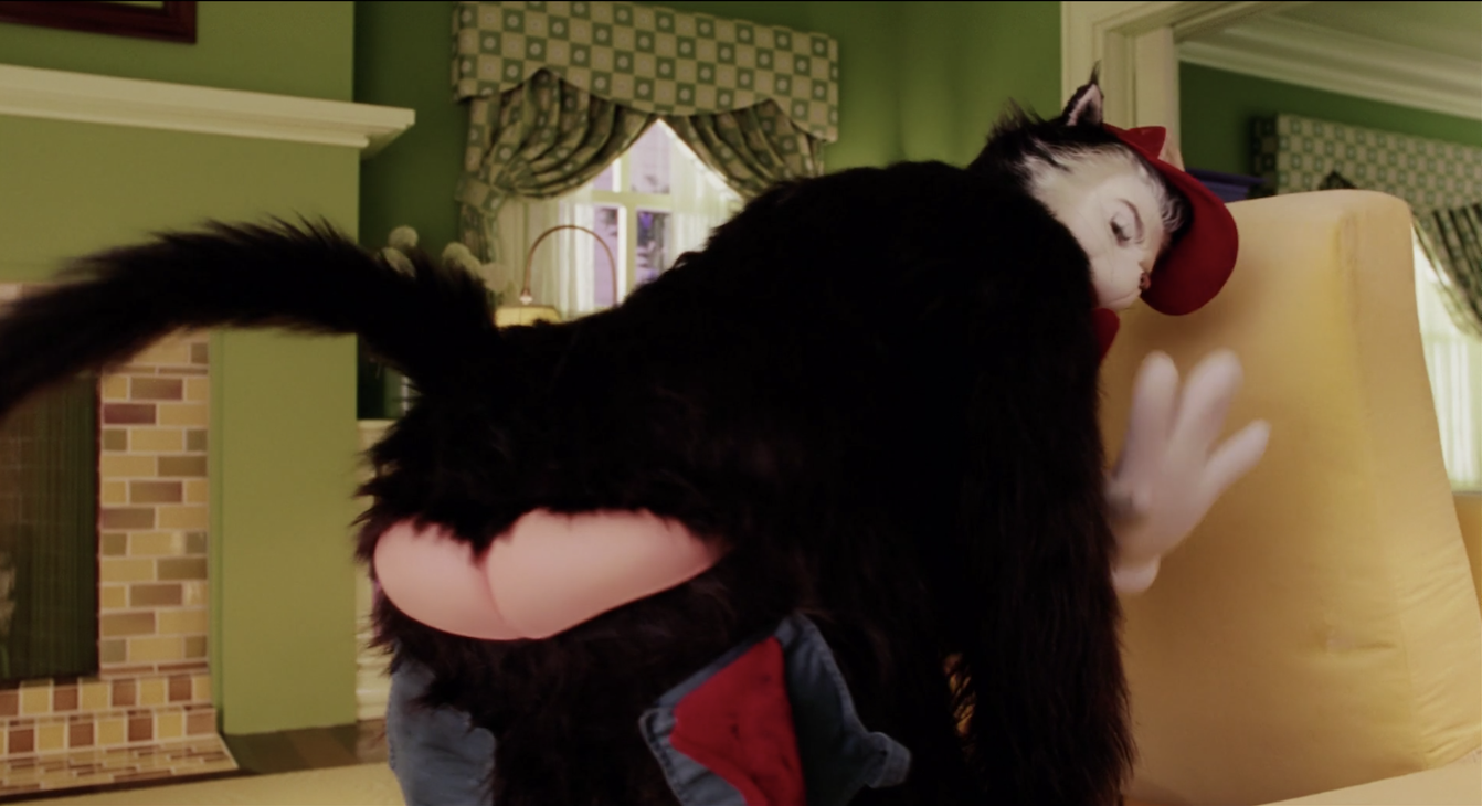 The Cat has plumber&#x27;s crack