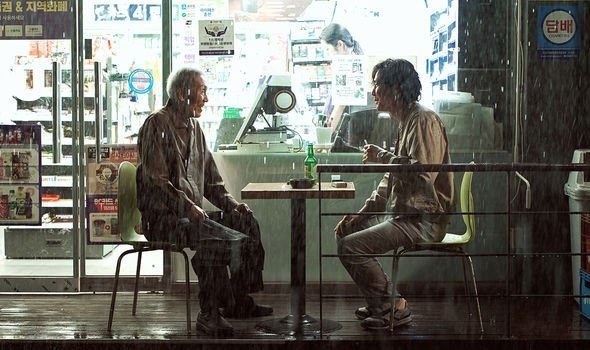 The old man and Gi Hun talking in front of a convenience store.