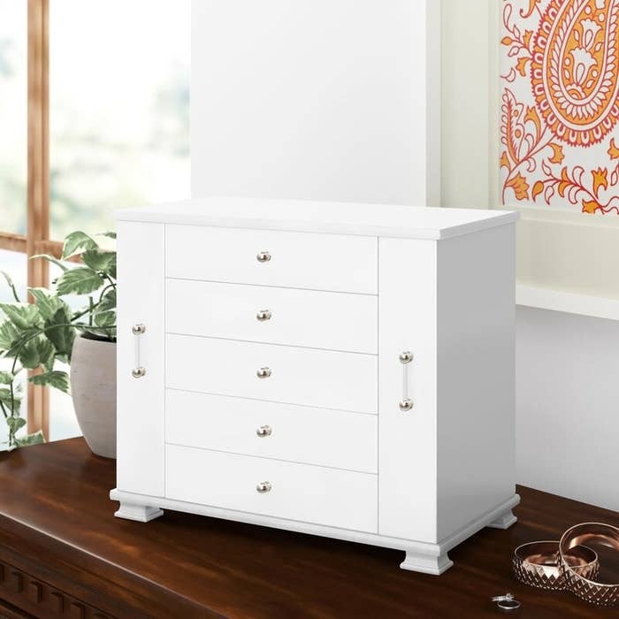 A mirrored jewelry box that can store earrings, necklaces, bracelets