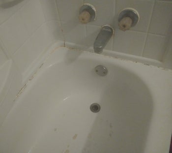 an after photo of a cleaner tub after a treatment of the no scrub cleaner