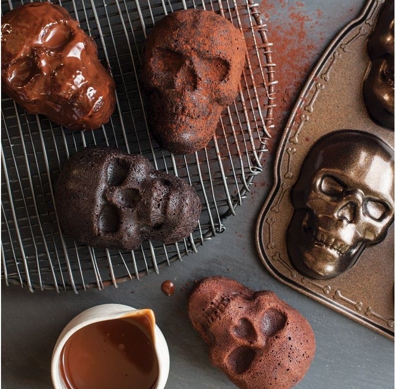 A skull shaped cakelet pan