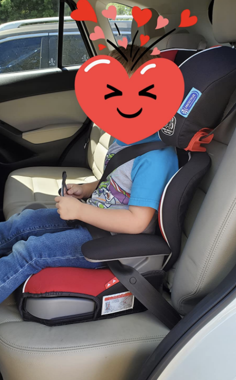 reviewer pic of a kid in a car seat