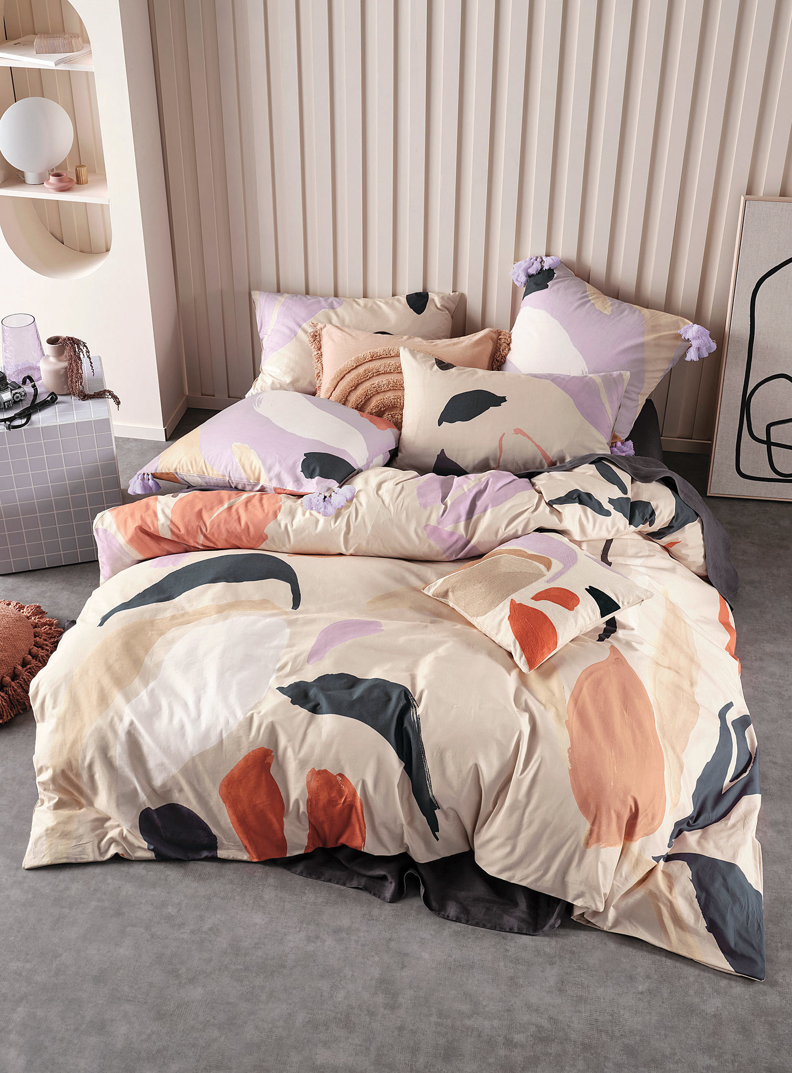 A duvet with matching pillows on a bed
