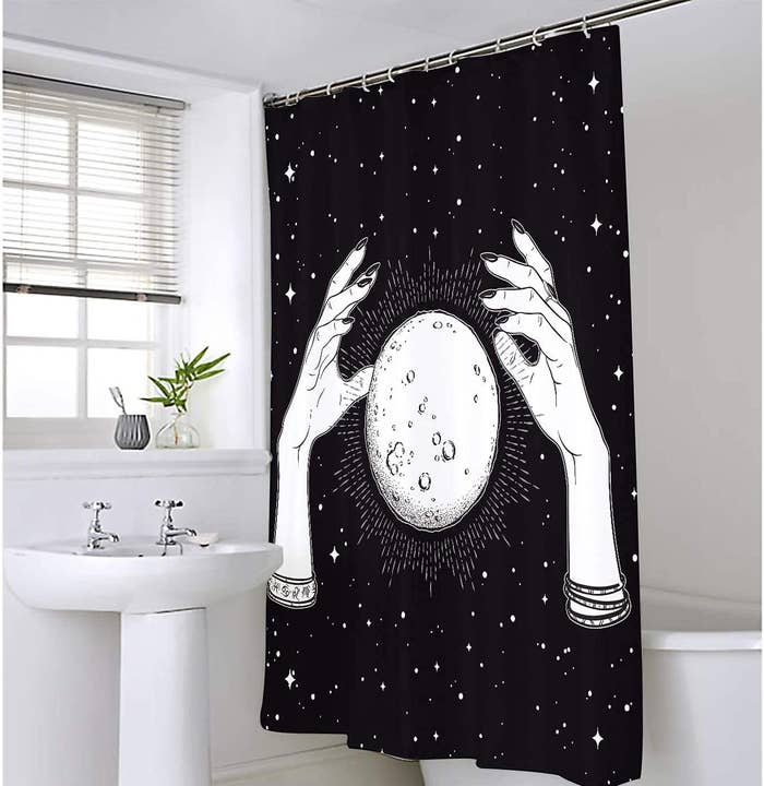 Cortina de baño manos envolviendo la luna