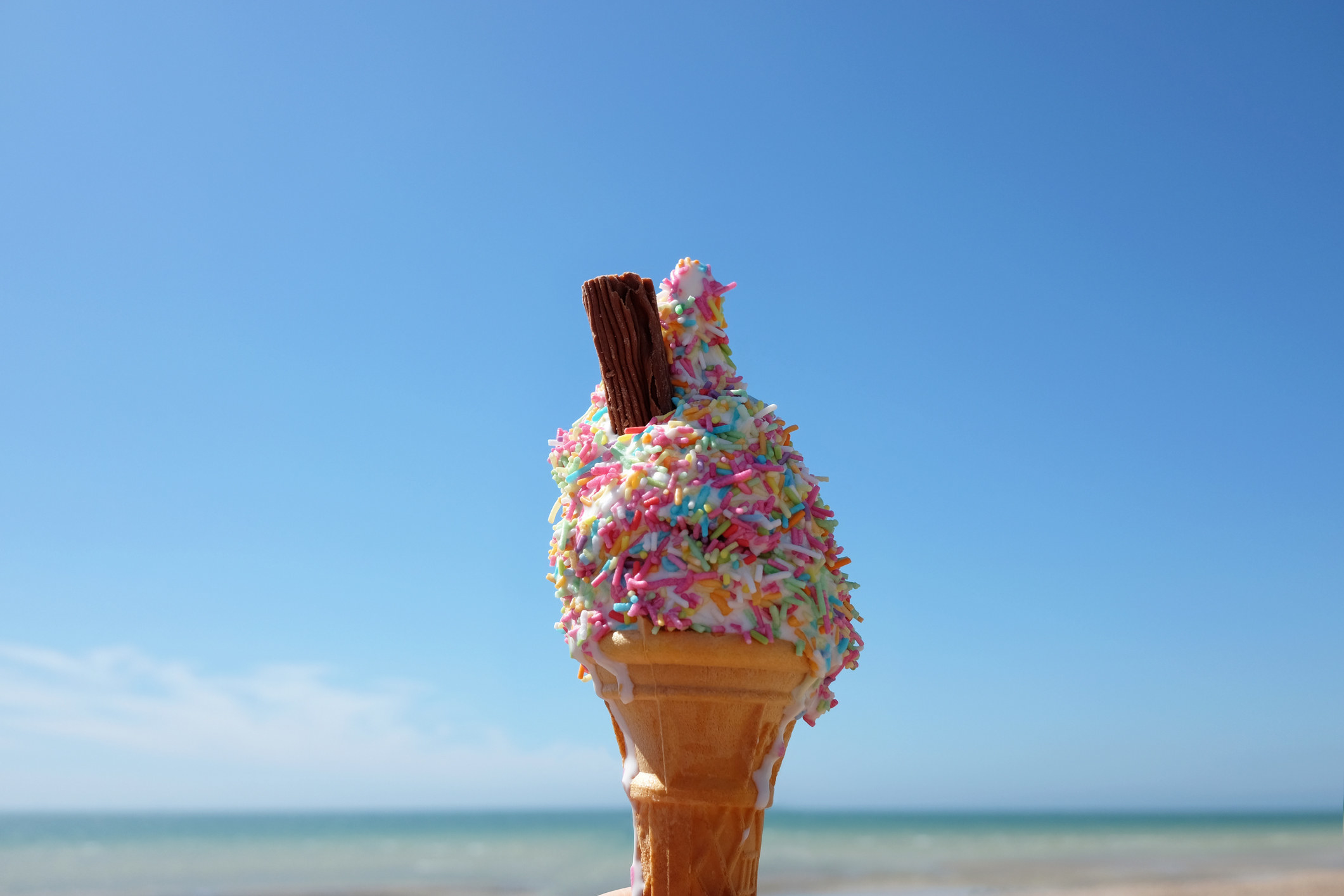 海边沙滩与洒夏天冰淇淋蛋卷