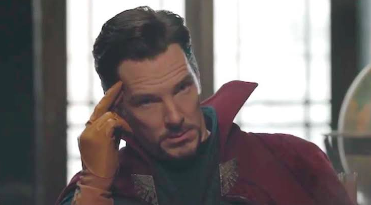 Doctor Strange usando guantes amarillos