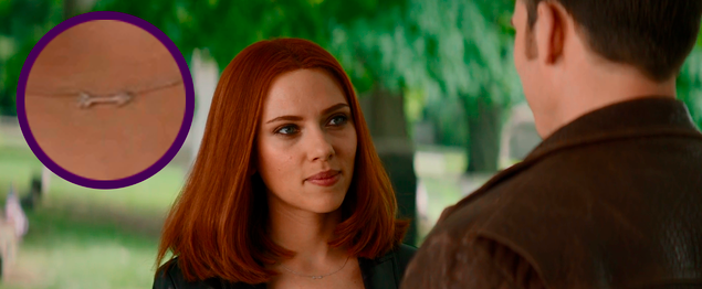 Black Widow usando un collar de flecha