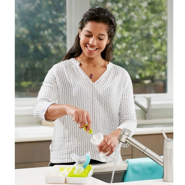 Model washing bottle with travel drying rack