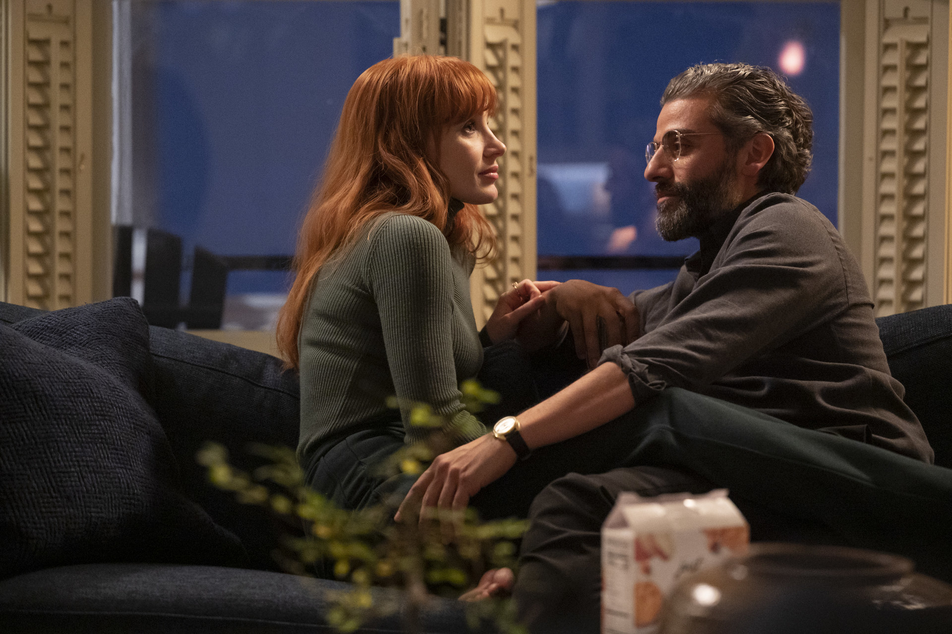 Jessica Chastain and Oscar Isaac sit on a couch together