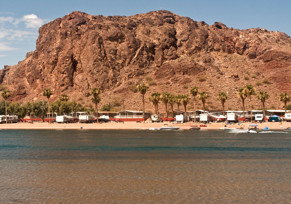 Campers parked on Lake Havasu State Park.