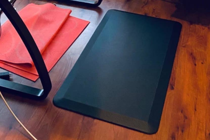 5 Best Standing Desk Mats to Ease Back Pain and Keep You On Your Feet