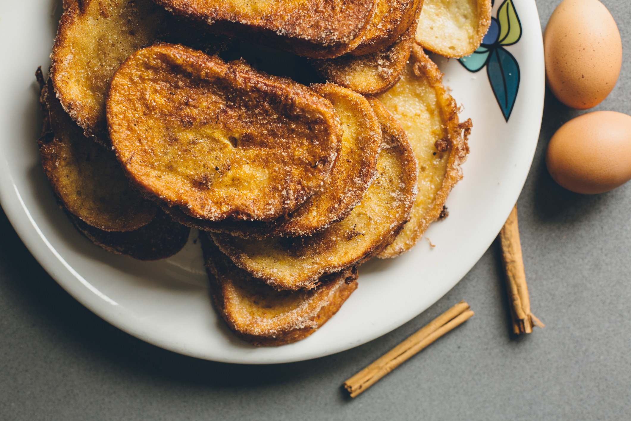 A plate of cinnamon-covered torrejas.