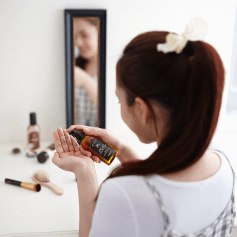 a model pouring the serum onto her hand