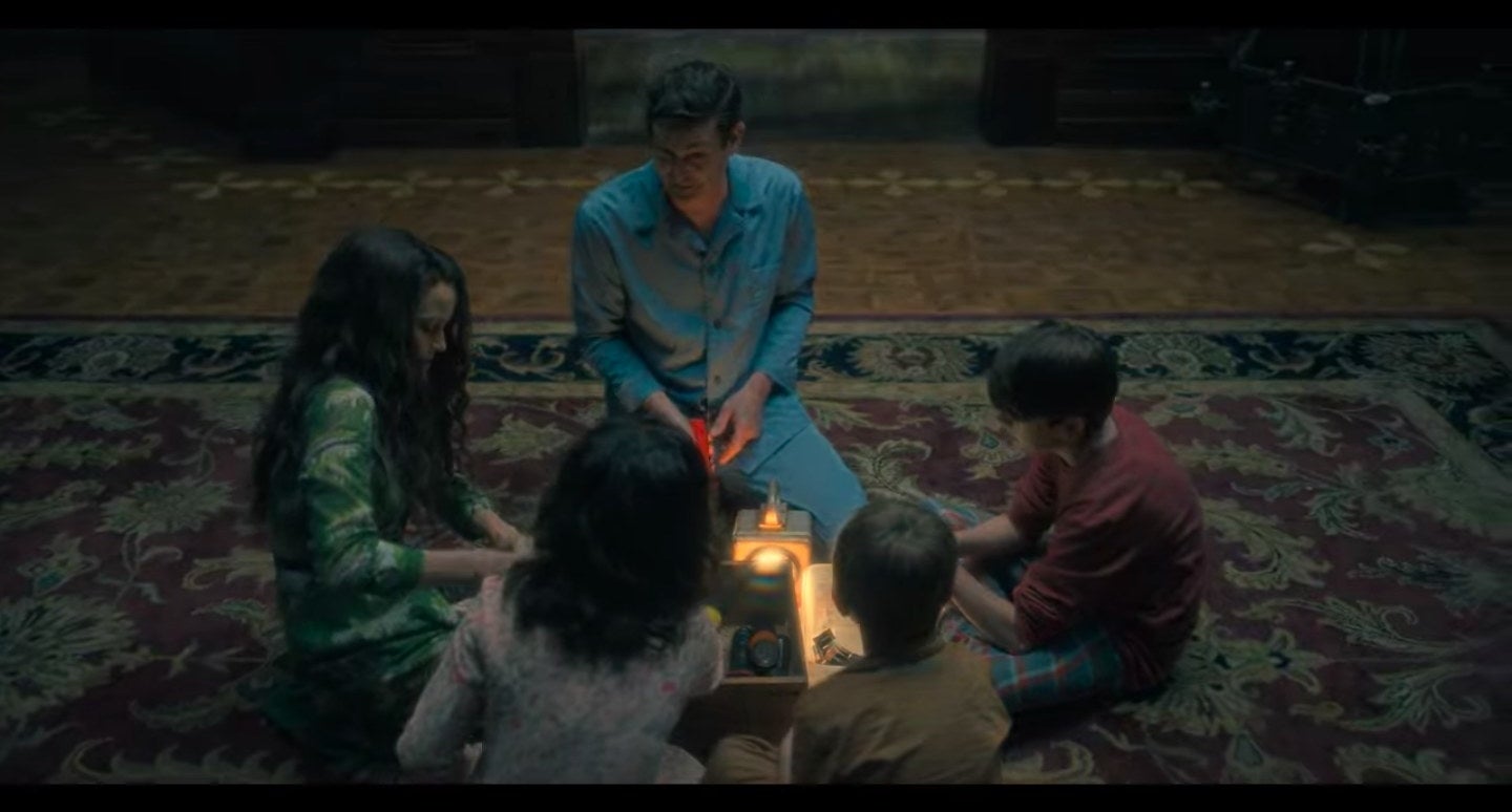 The Crain family sitting on the floor in &quot;The Haunting of Hill House&quot;