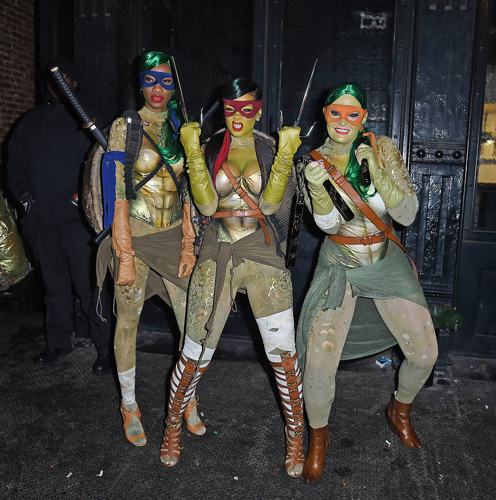 Rihanna with two friends also dressed and Teenage Mutant Ninja Turtles