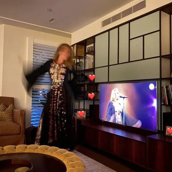 Adele drunkenly dancing to her televised performance