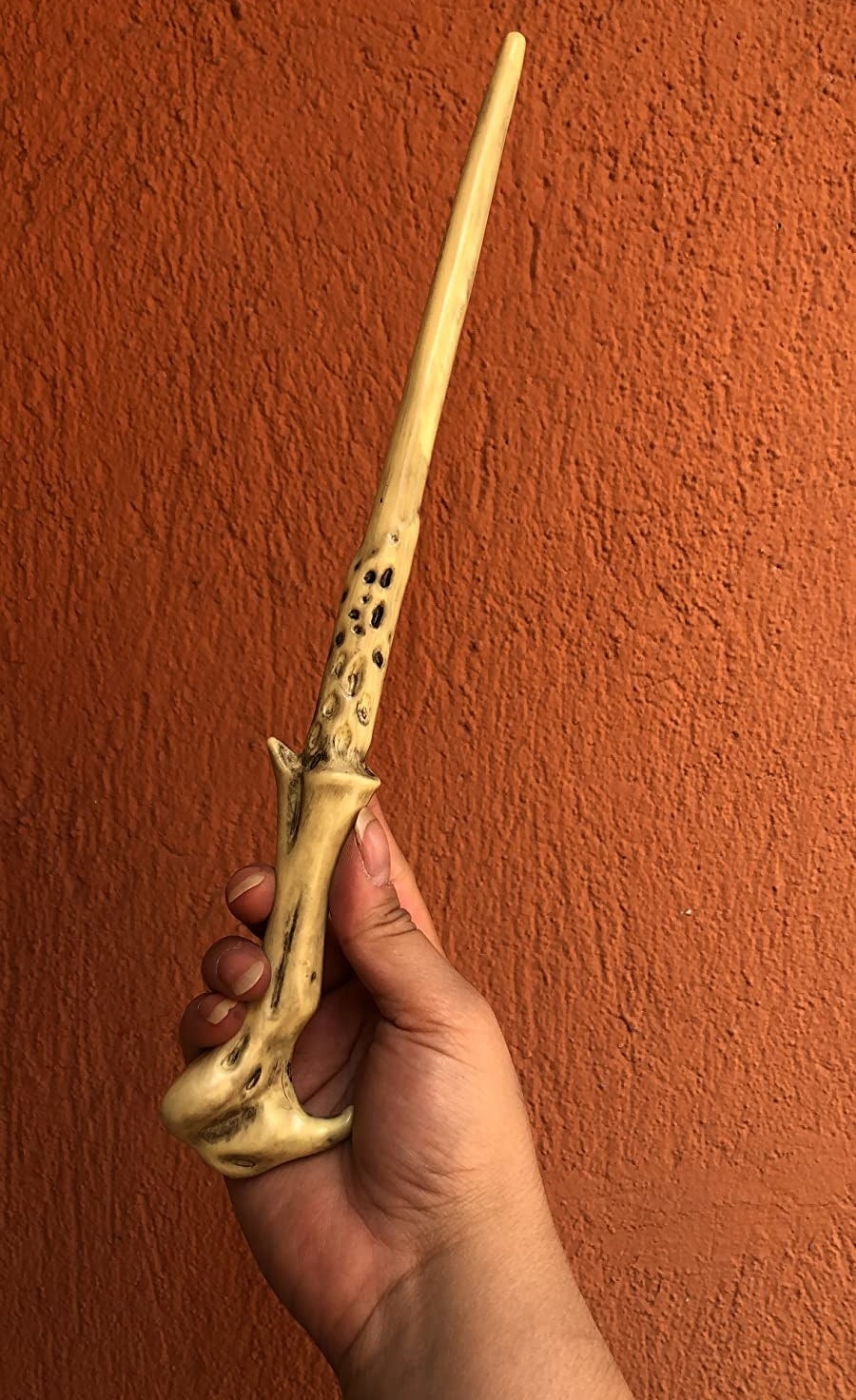 reviewer's hand holding the wand