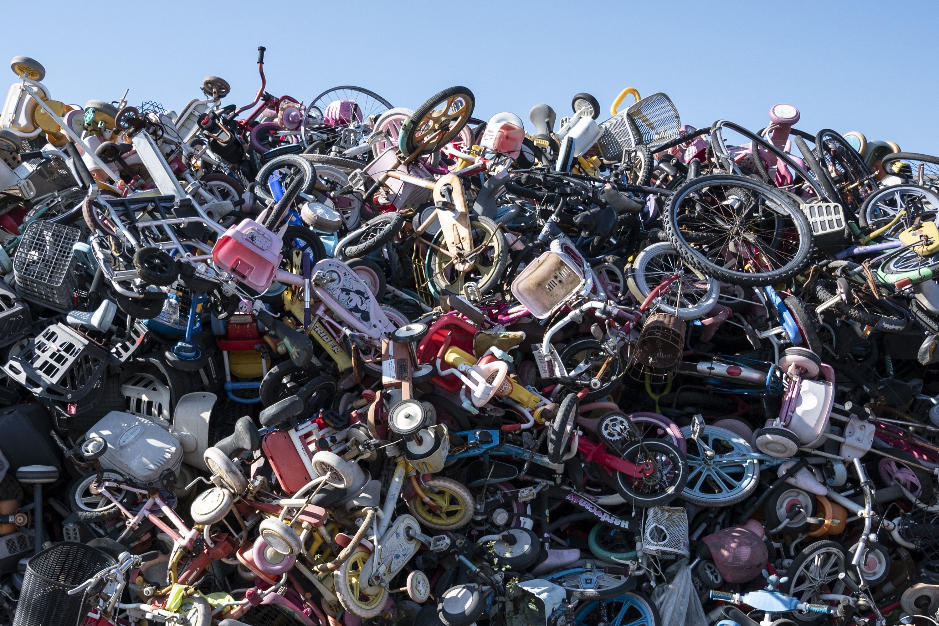 Hundreds of bikes are piled up in a heap in Japan