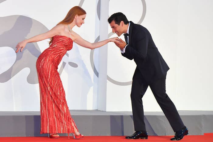 Oscar Isaac kisses Jessica Chastain&#x27;s hand