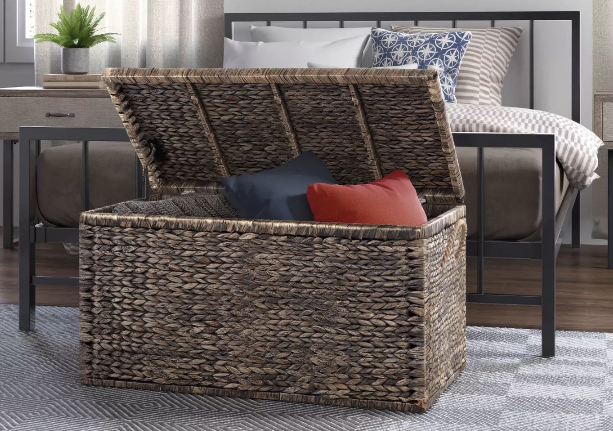 The natural wicker storage trunk
