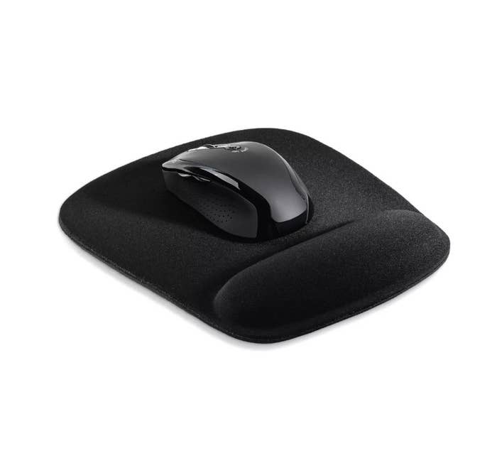 Black mouse pad with black mouse on it