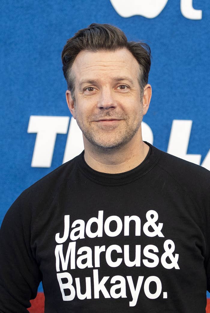 Sudeikis wears a shirt that says &quot;Jadon and Marcus and Bukayo&quot; at a red carpet event