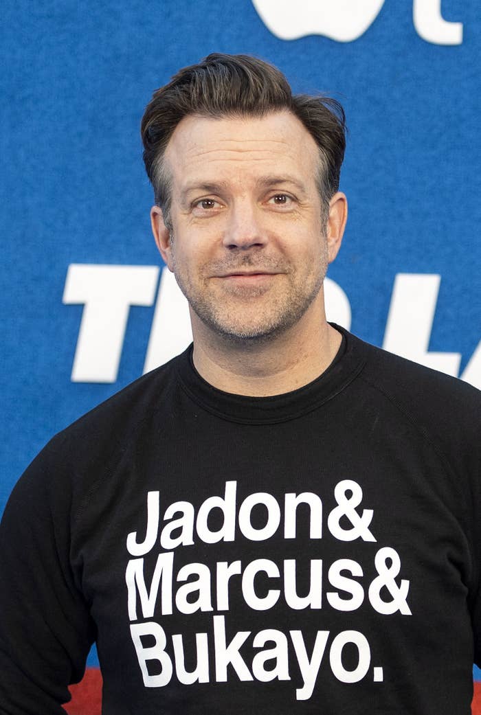 Sudeikis wears a shirt that says "Jadon and Marcus and Bukayo" at a red carpet event