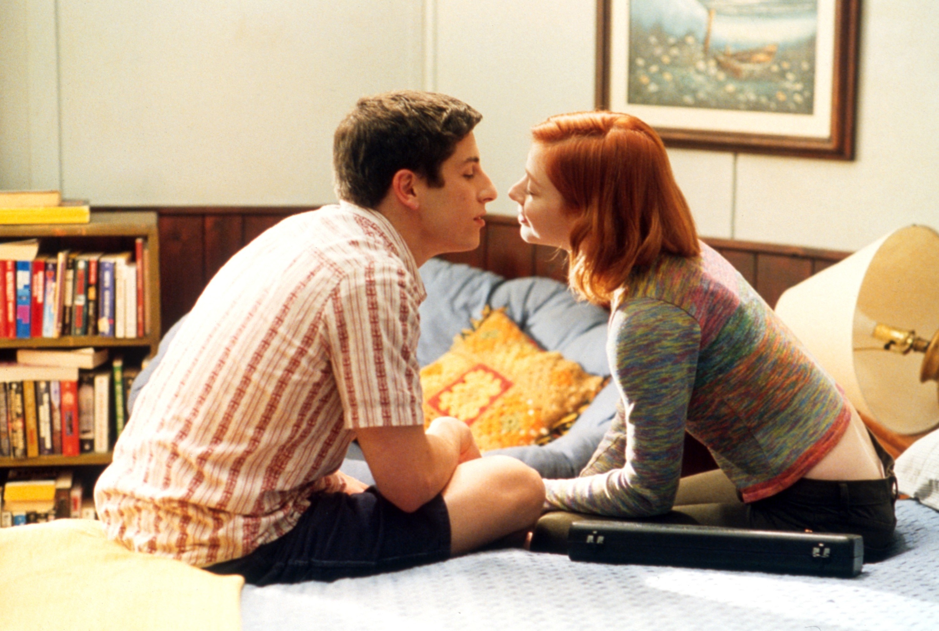 Jason Biggs and Alyson Hannigan about to kiss