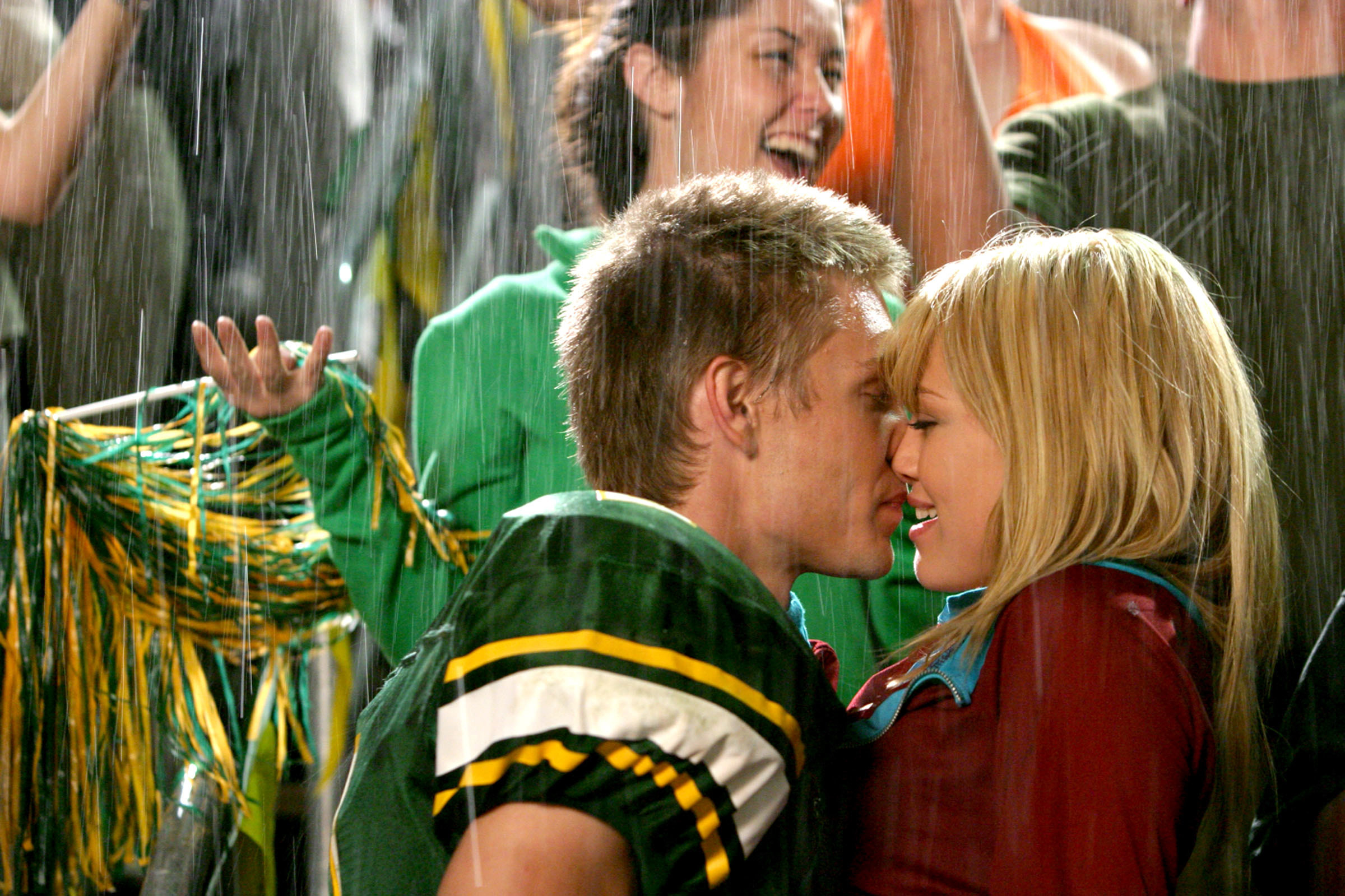 Chad Michael Murray and Hilary Duff kiss on the football field during the rain