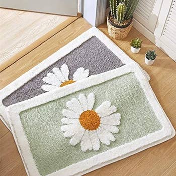 Green and gray daisy bath mats
