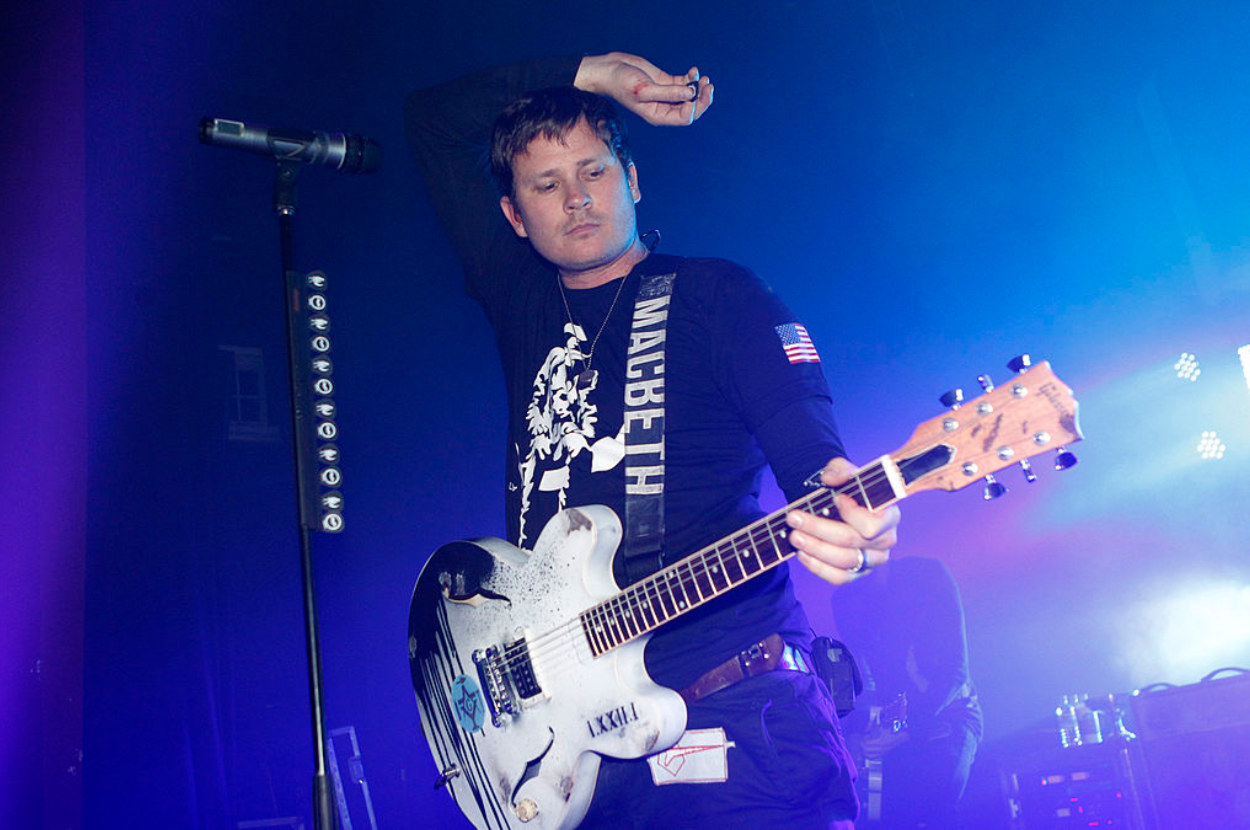 Tom DeLonge playing guitar